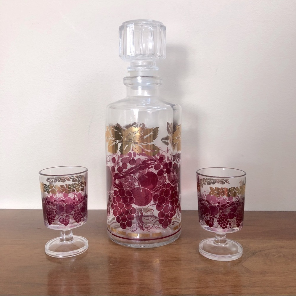 Vintage Luminarc wine/liquor decanter with 2 glasses